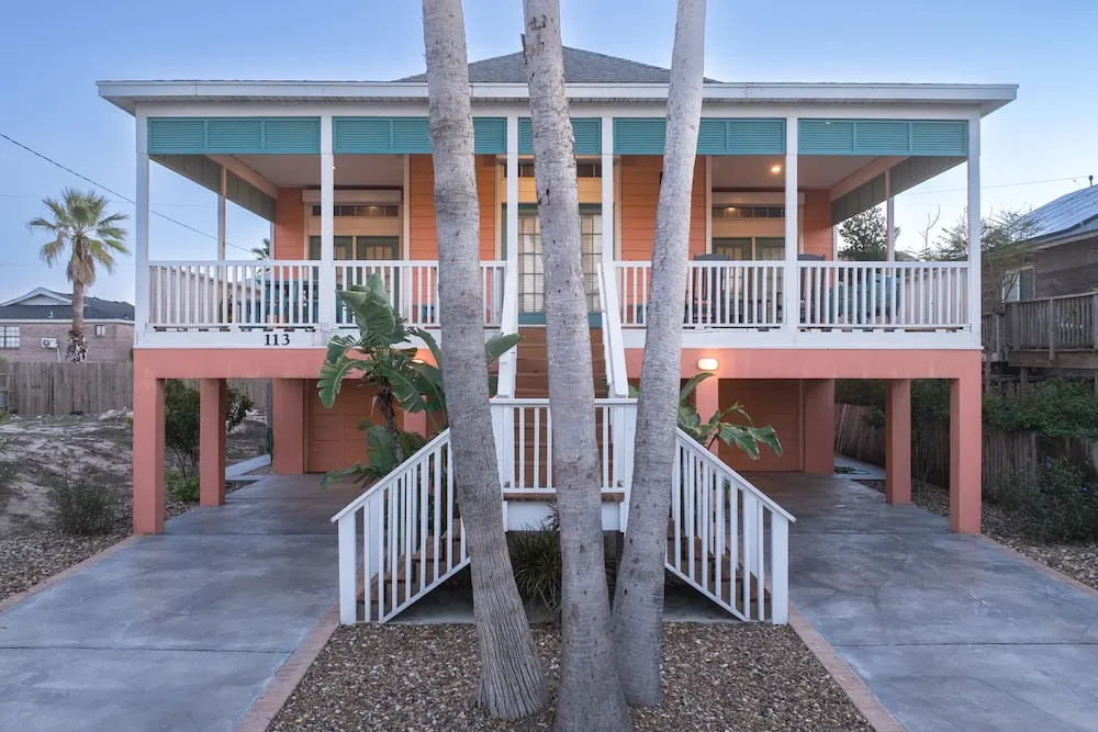 Beach Breeze 4 Bedroom Home by RedAwning