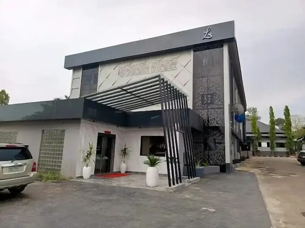 La Monde Hotel and Suites