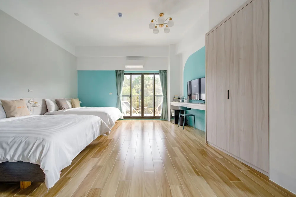 Standard Quadruple Family room with balcony and with lake view