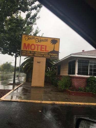 Town House Motel image