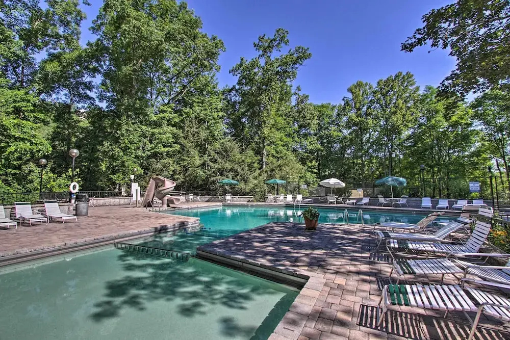 4 Mi to Gatlinburg Strip: Serene Cabin w/ Hot Tub!