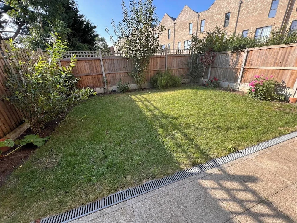 Stylish 3-bed Townhouse With 3 Baths in Southgate