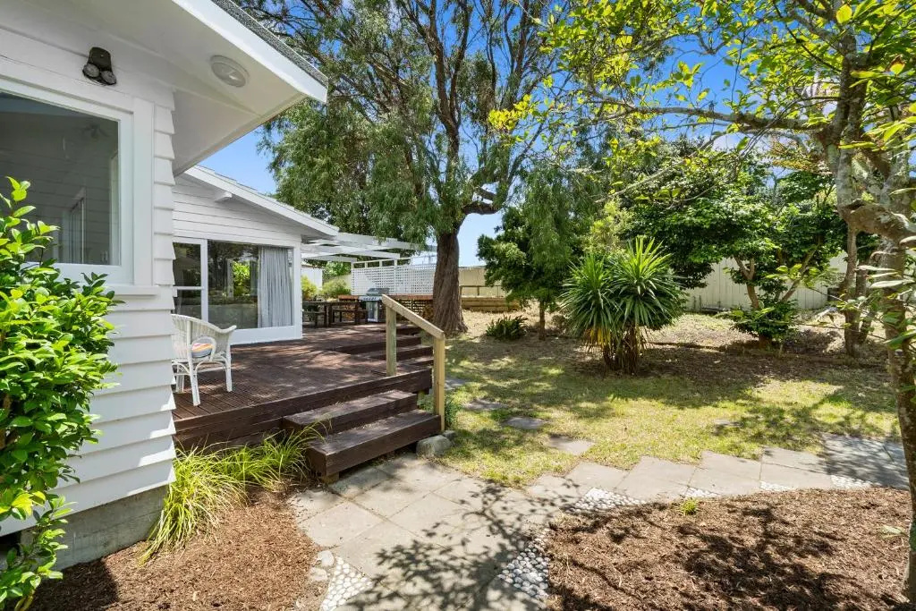 Blue Gate Cottage - Waikanae Beach Holiday Home