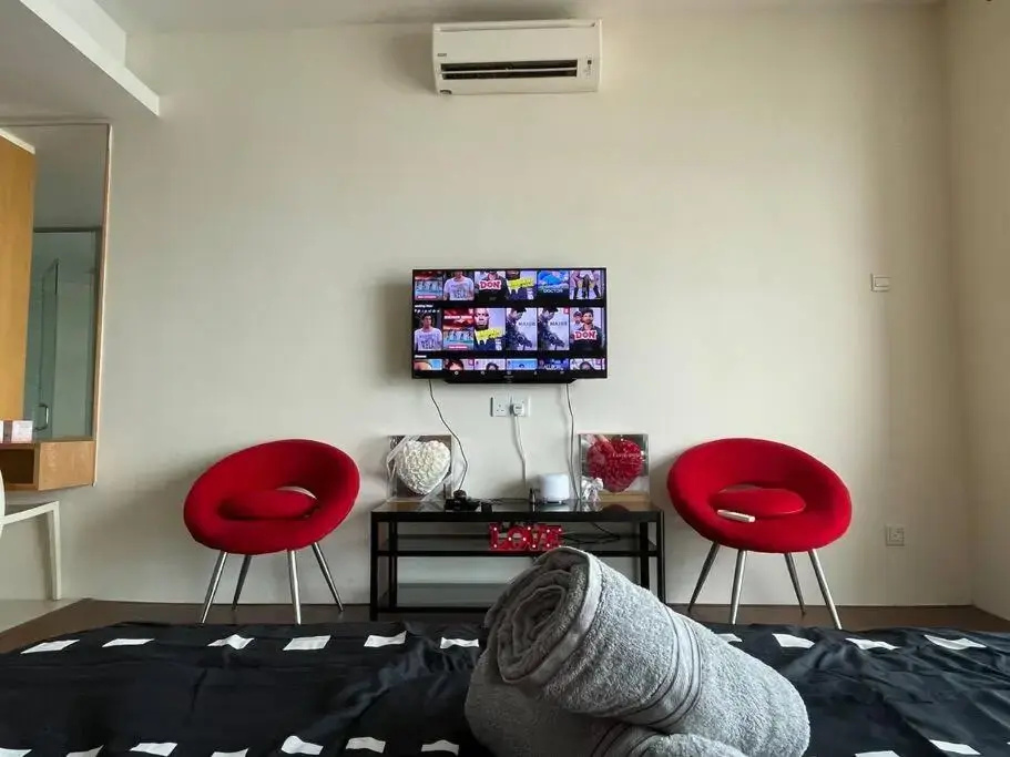 Private Jacuzzi Luxury Suite at KL City 178