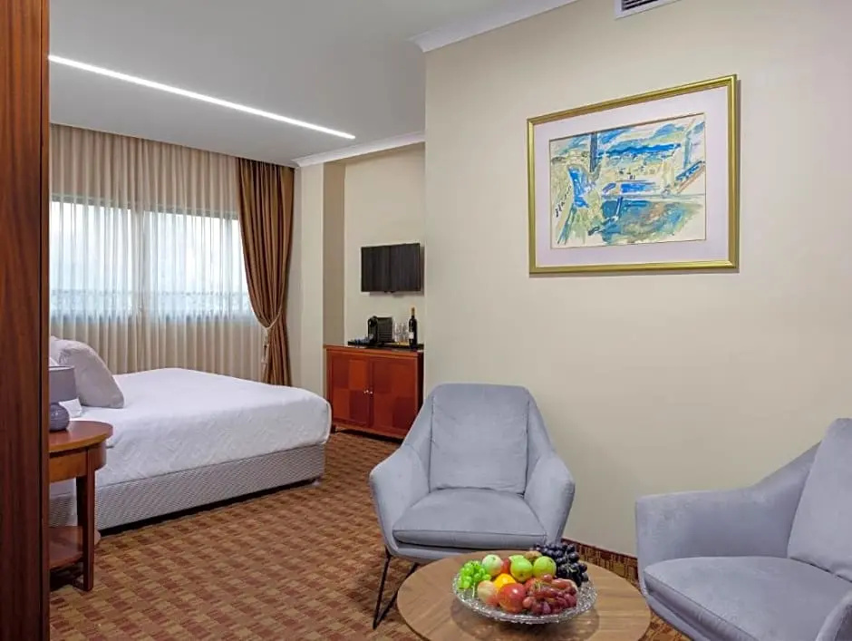 2 Bedrooms Triple Suite