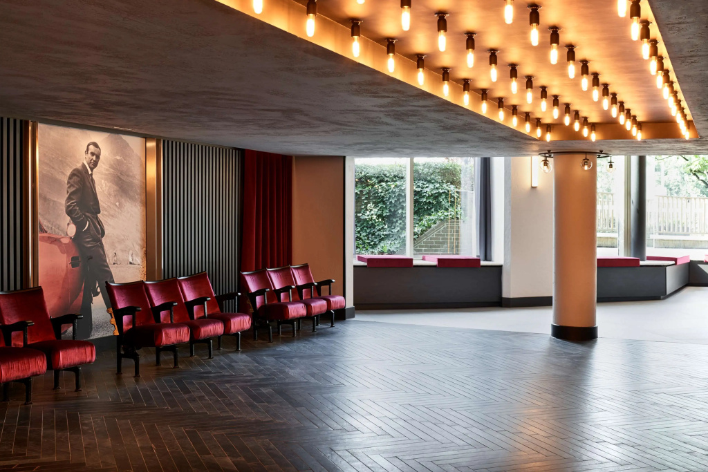 Radisson RED Hotel London Heathrow — фото