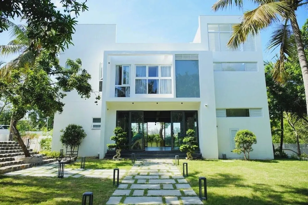 Shelter Beach Resort