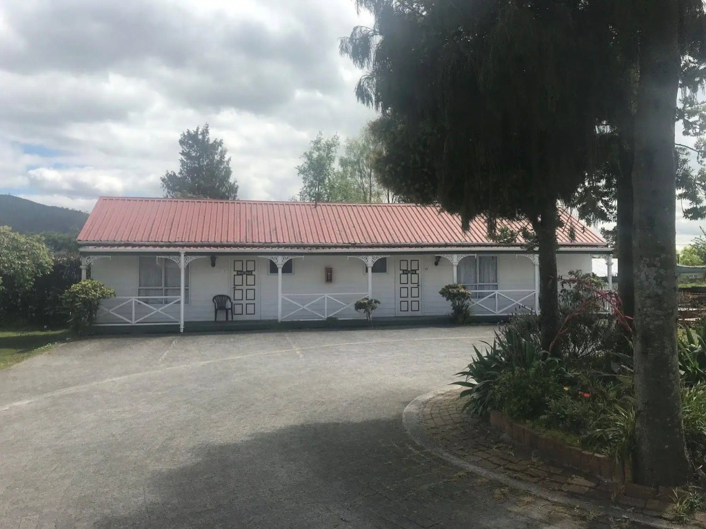 Utuhina Hot Springs Lodge