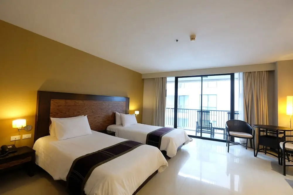 Номер Superior с балконом и с видом на сад в Tara Mantra Cha Am Resort