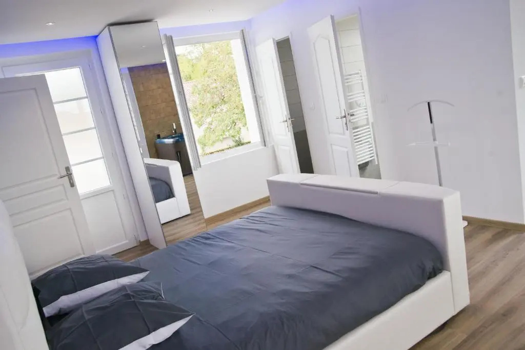 Deluxe Double room with balcony (full double bed)