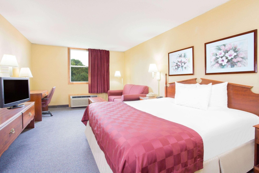 Отель Ramada by Wyndham Angola/Fremont Area в Фремонт