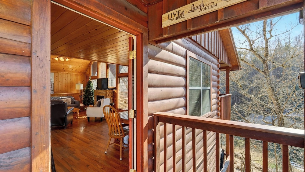 Grand Getaway Cabin by Avantstay A-frame Retreat + Hot Tub + Pool Access, Game Room Mins to Dollywood
