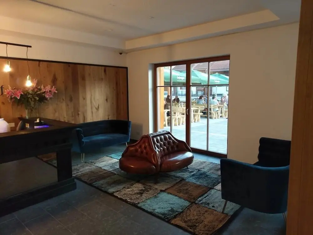 Lobby & Reception