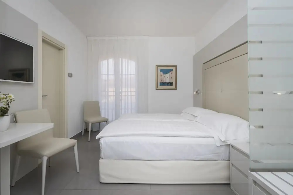 Standard Double room with balcony and with partial view (full double bed)