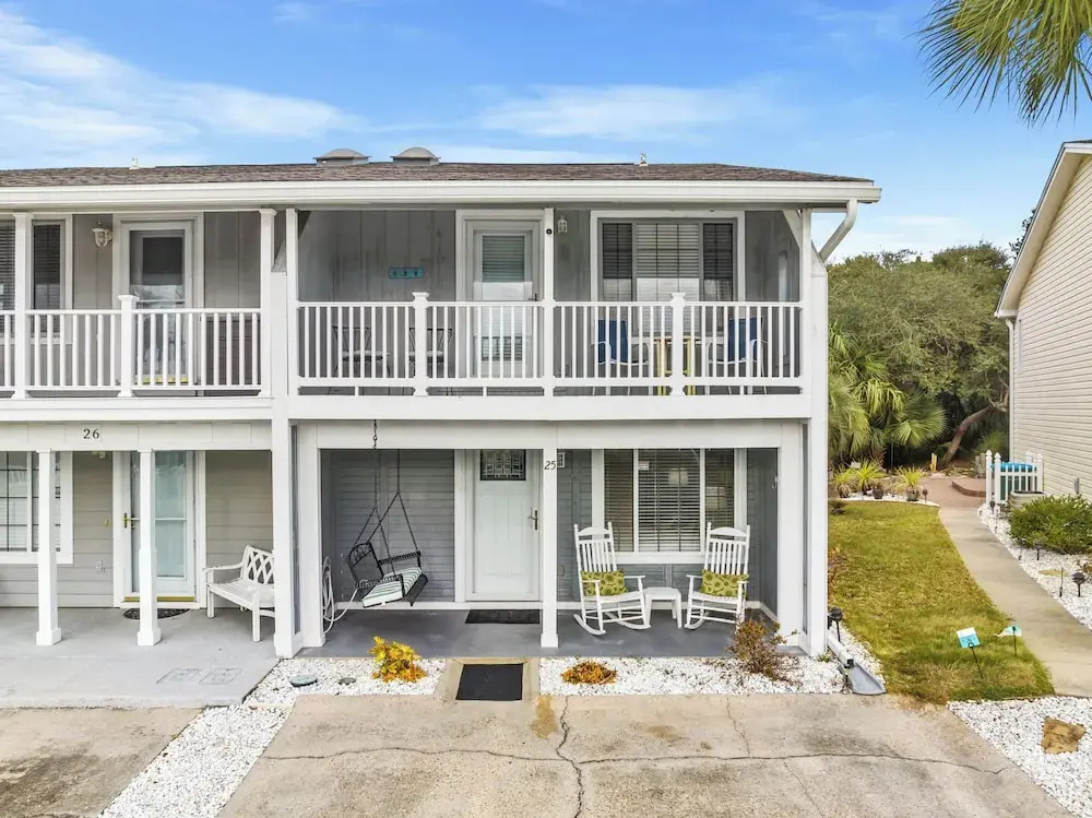 Short Walk to The Beach! Community Pool! Sleeps 8!