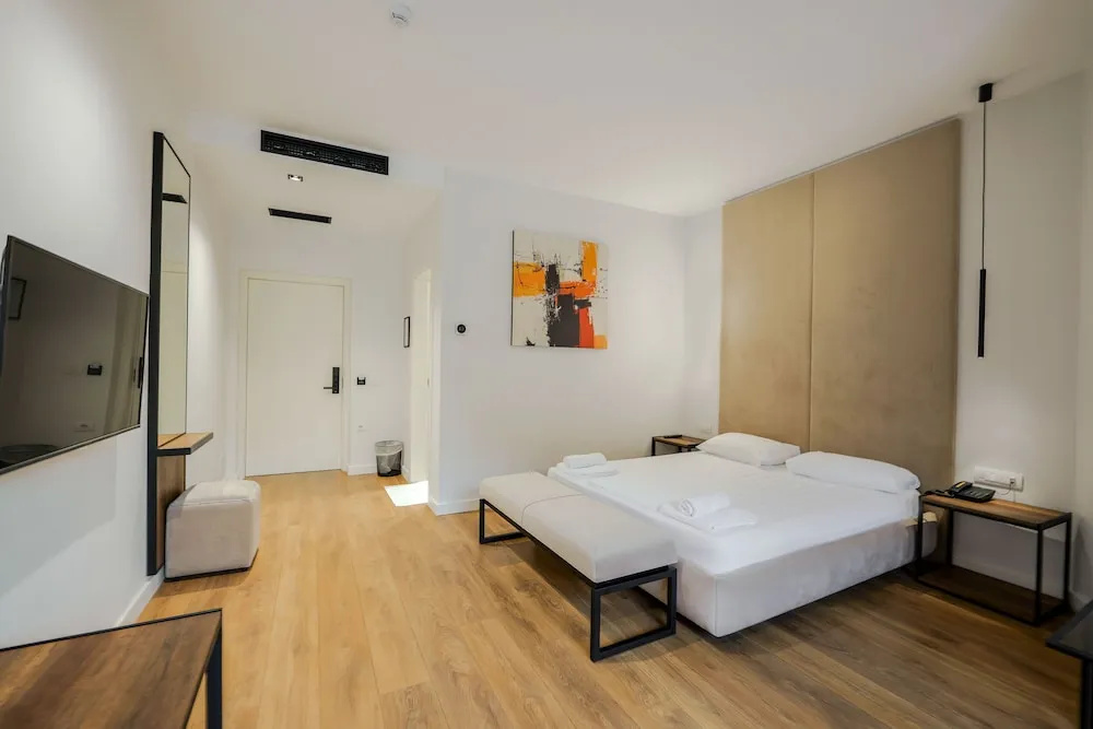 Deluxe Double room (full double bed)