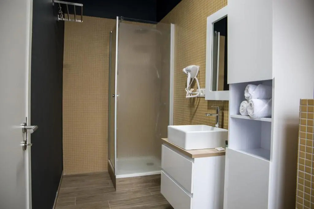 Deluxe Double room (full double bed)