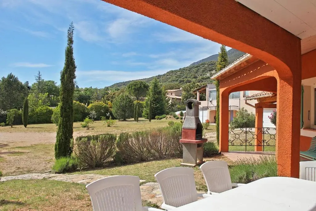 Maison de 3 chambres avec piscine partagee terrasse et wifi a Rustrel