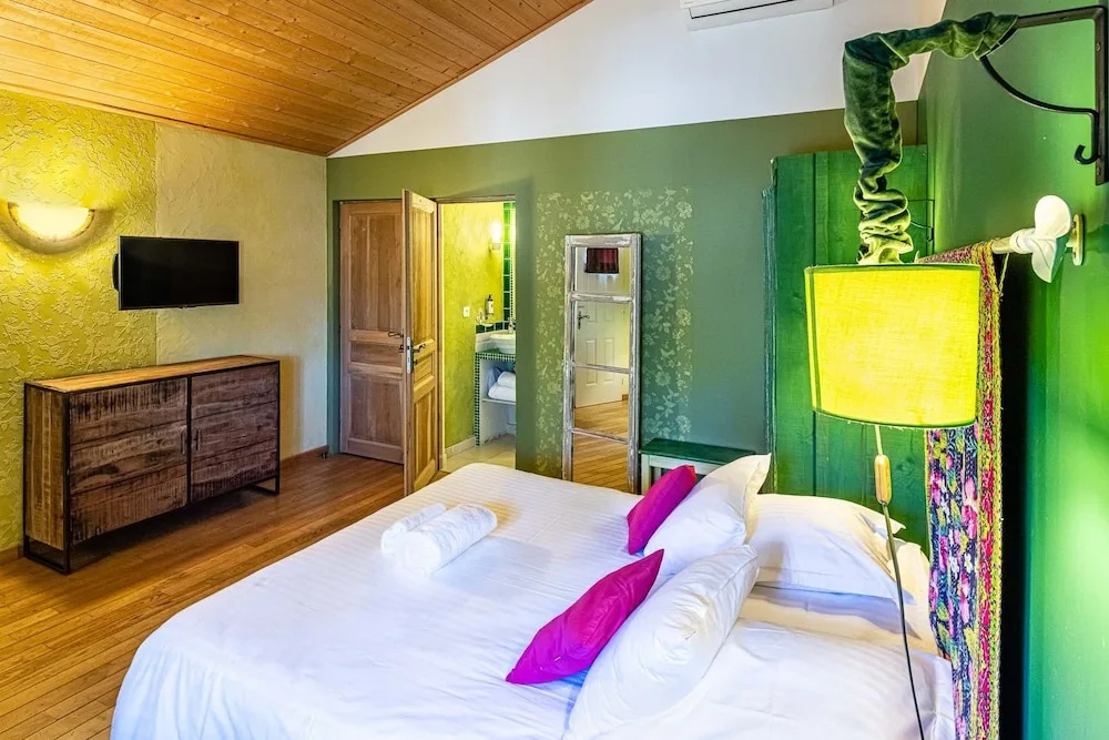Deluxe Double room with garden view (full double bed)