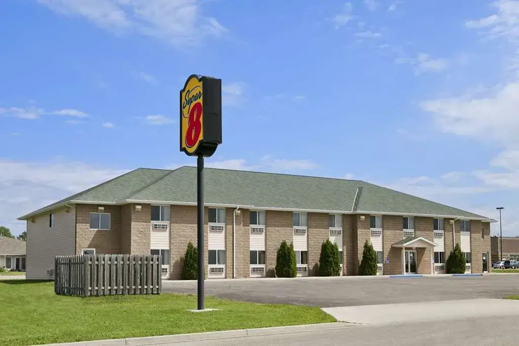 Super 8 Bottineau
