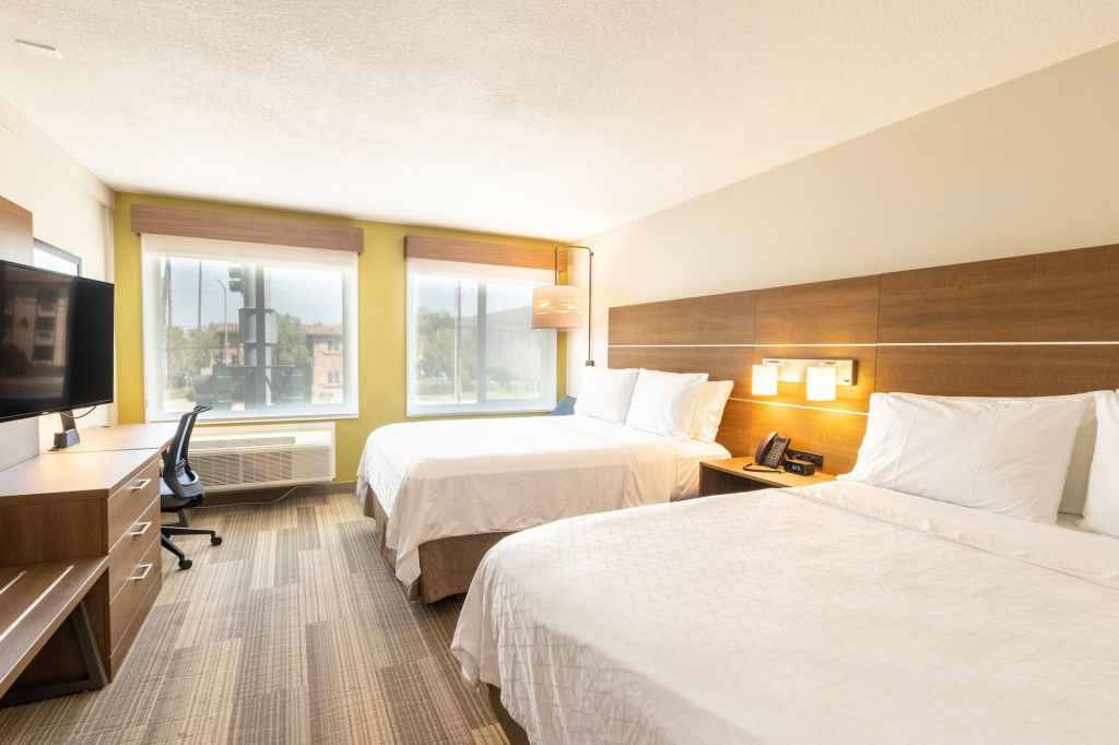 Отель Holiday Inn Express Anaheim West by IHG в Анахайме