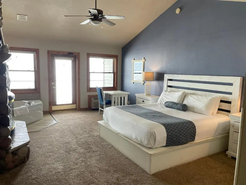 Standard Double room with lake view (full double bed)