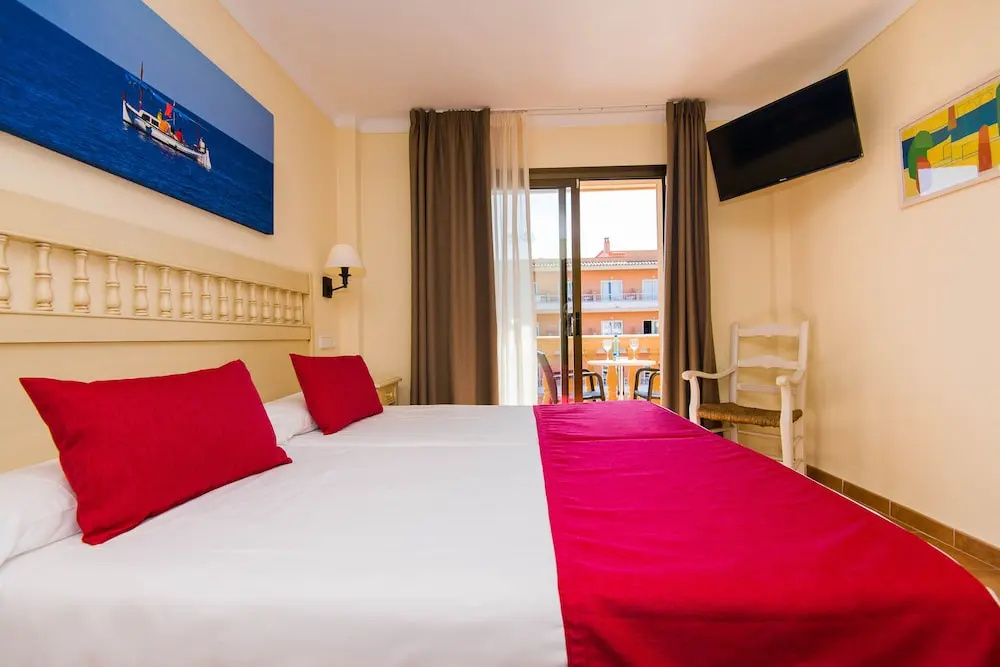 Standard Double room with balcony (full double bed)
