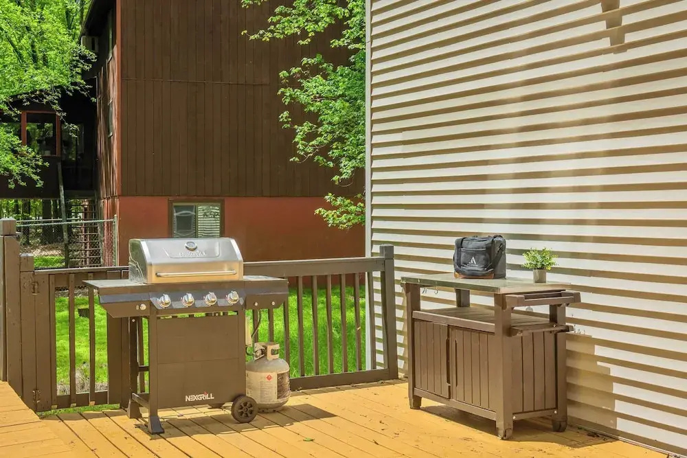 Hot Tub, Firepit, Foosball Access to Private Lake & Pool Penn Estate Getaway