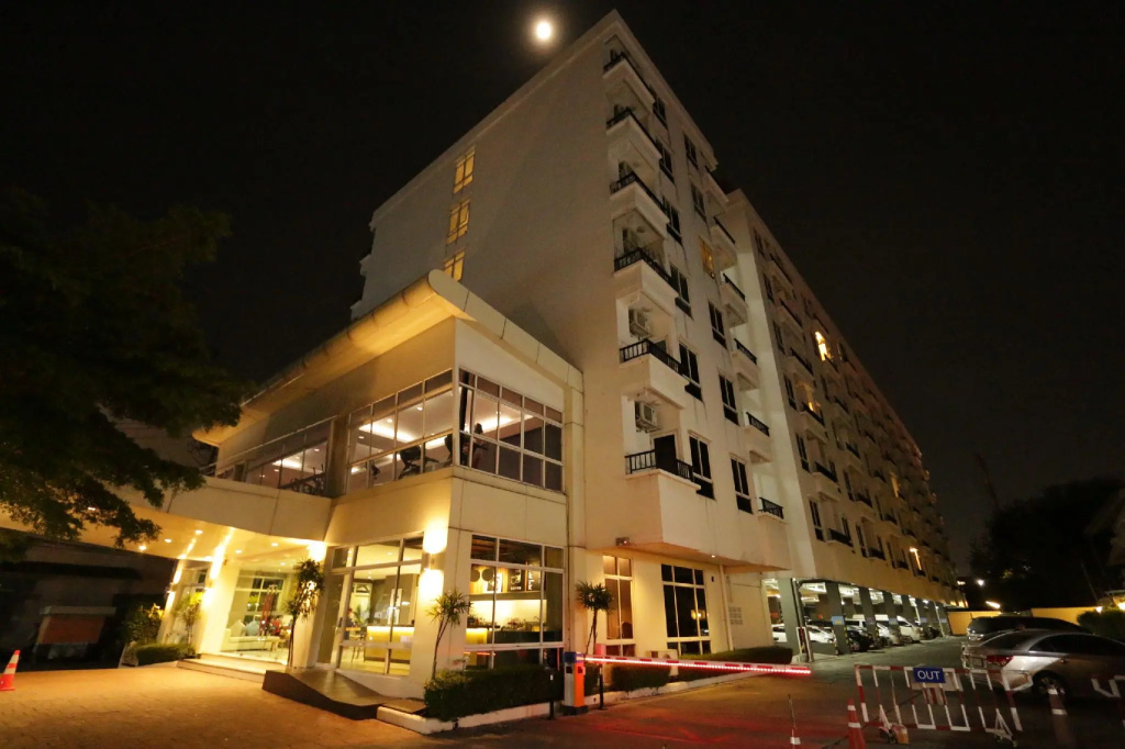 The Royal Bee Apart Hotel — фото