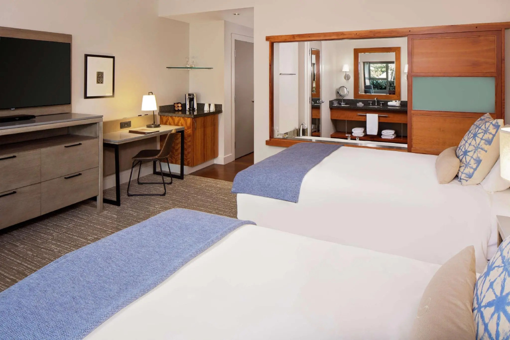 Standard Quadruple room with partial view
