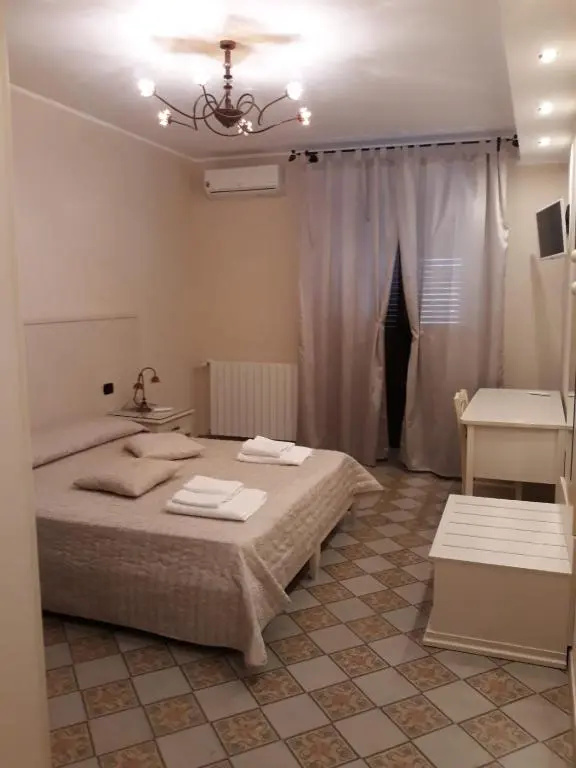 Deluxe Double room (full double bed)