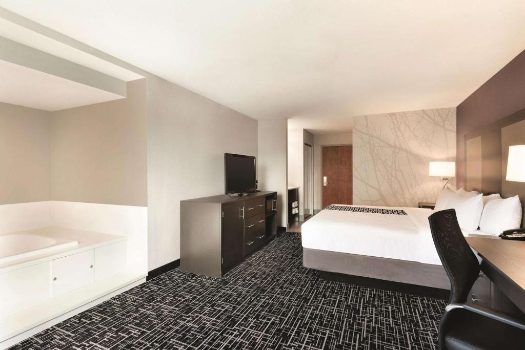 La Quinta Inn & Suites by Wyndham Pocatello - Tap to explore photos