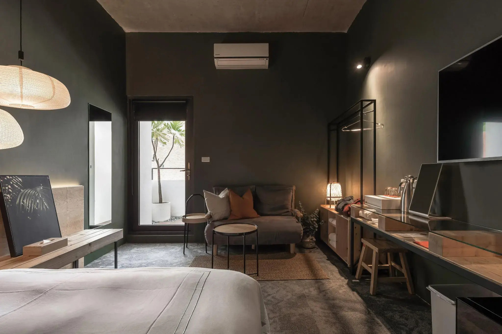 Deluxe Double room with balcony (full double bed)