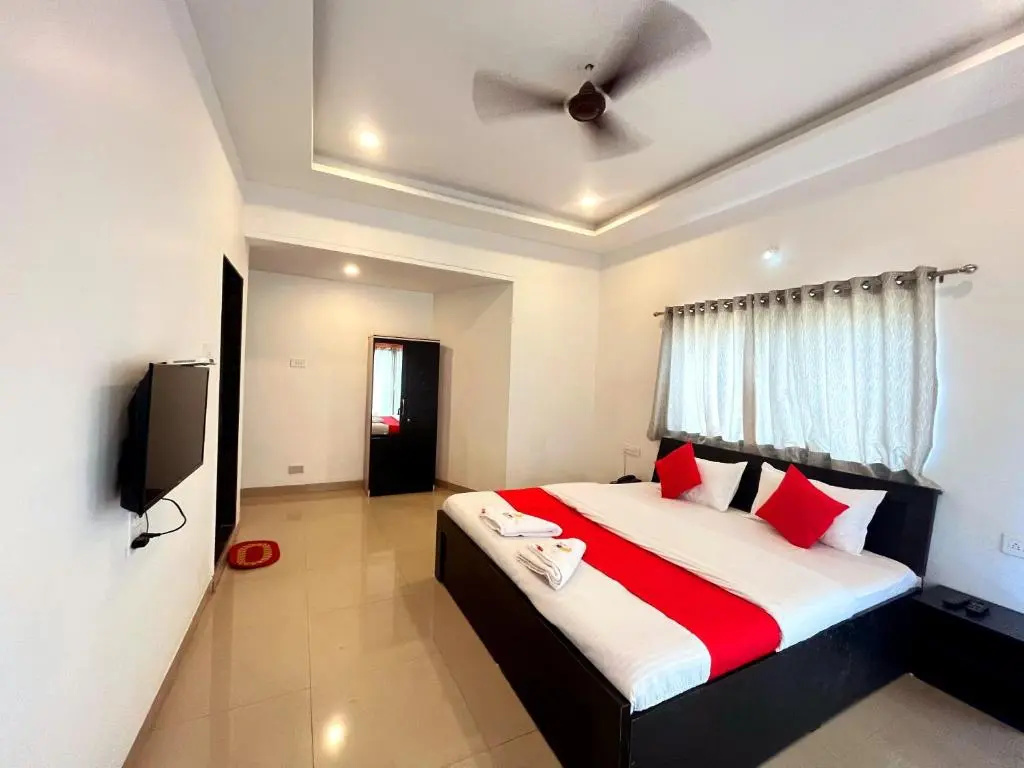 Deluxe Double room with balcony (full double bed)