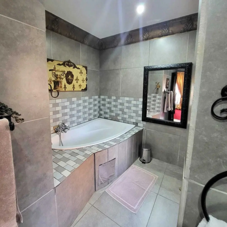 Double Suite (full double bed)