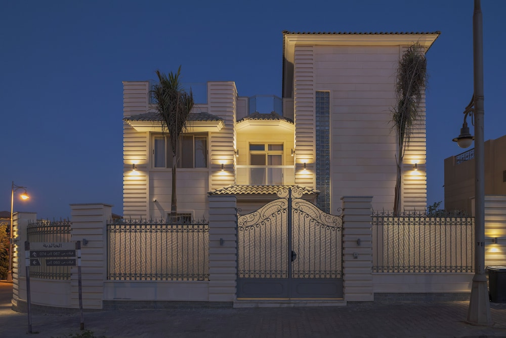 Alsawah|Luxury 6BR Villa with Private Pool