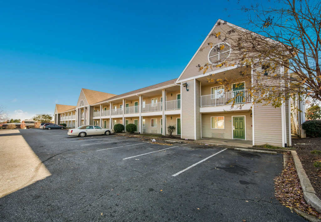 HomeTowne Studios by Red Roof Spartanburg - Asheville Highway