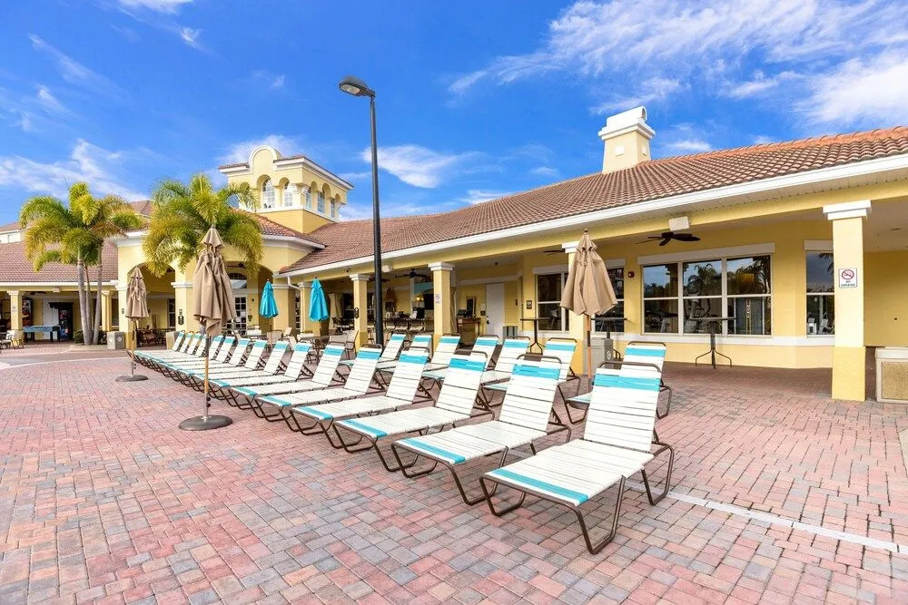 Altavista Lakeview 3 Bedroom Condo by RedAwning