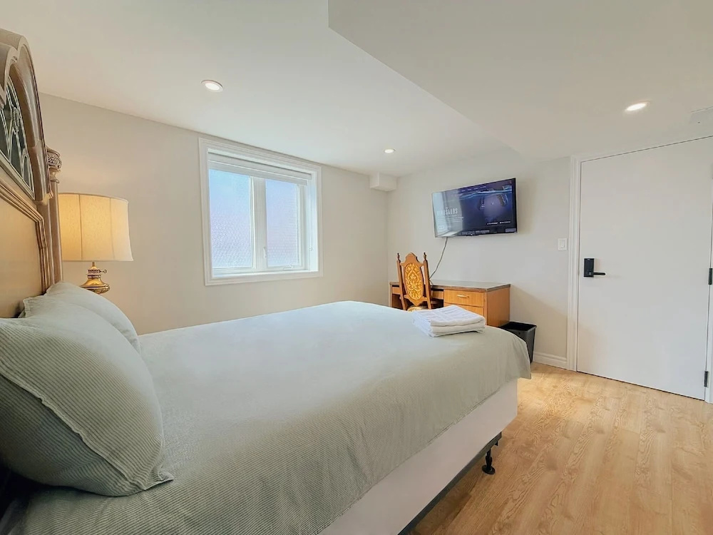 Cozy Rooms in Bright Walkout Suite - Newly Renovated 2026