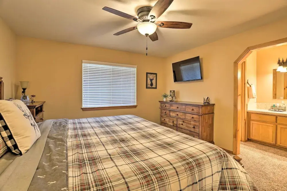 Pet-friendly Big Bear Cabin ~ 6 Mi to Ski Resorts!