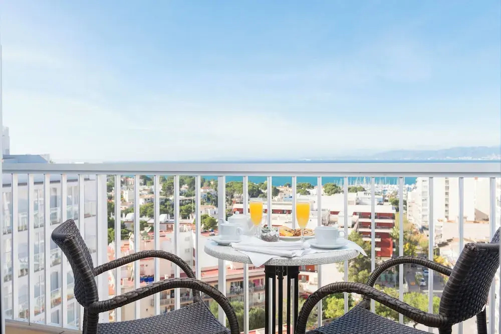 Double room with balcony and with sea view (full double bed)