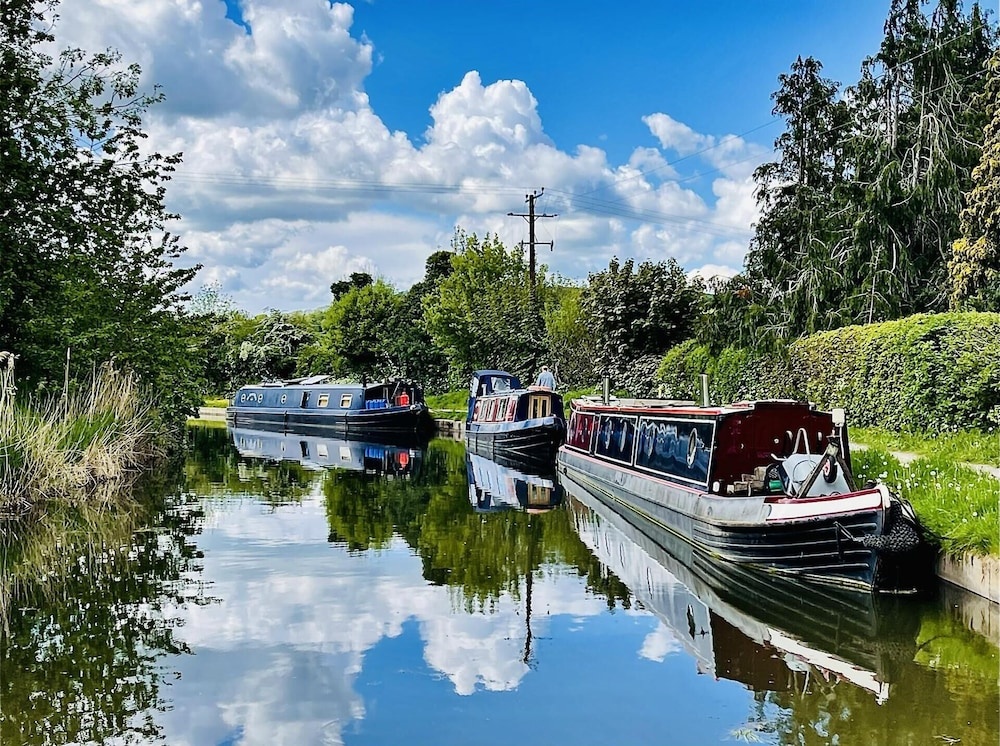 Boutique Boat Stays Contemporary Barge