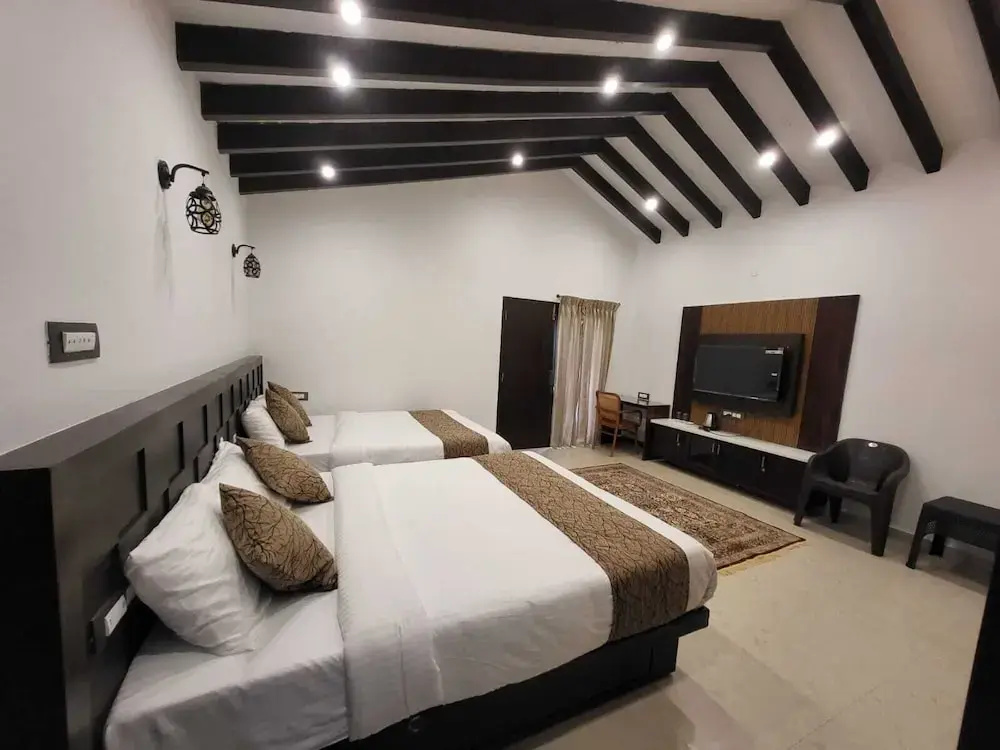 Luxury Quadruple room with balcony and with courtyard view