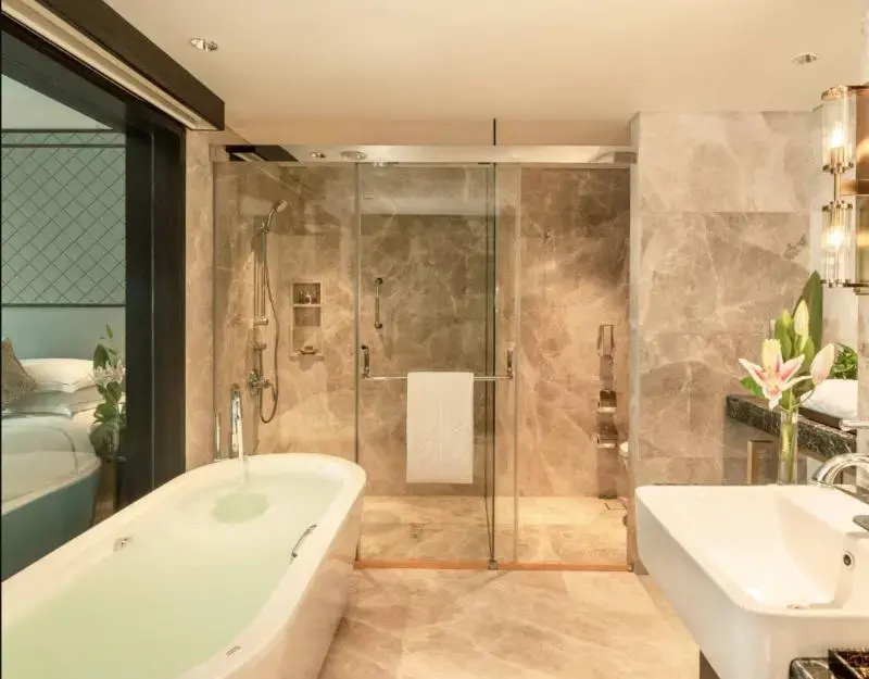Grand Double room (full double bed)