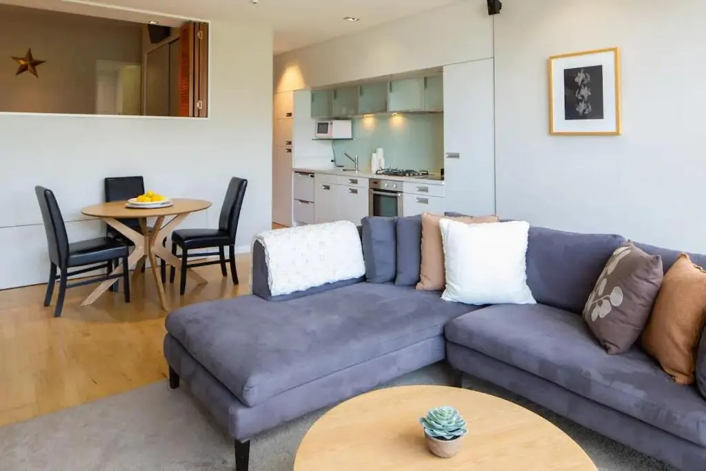 Stunning Lakeview 2 Bedroom Apartment