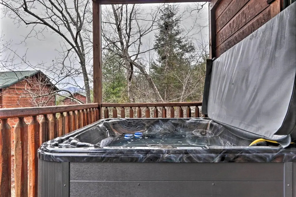 Cabin w/ Pool Access ~ 3 Mi to Downtown Gatlinburg
