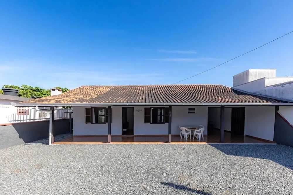 Casa com Churrasqueira e Rede a 210 m da Praia