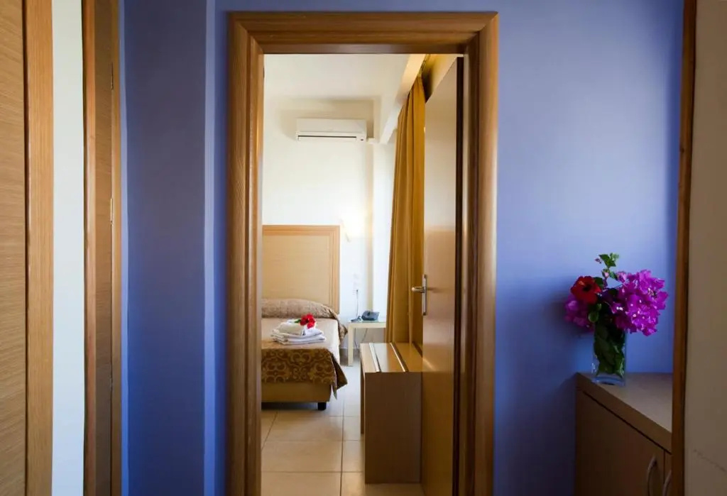 Standard Double room with partial sea view (full double bed)