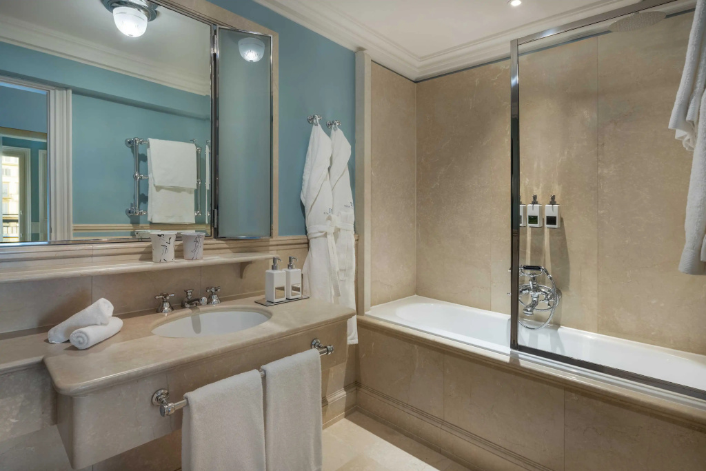 (1)Signature Suite with river view at Hotel Lungarno Lungarno Collection in Florence
