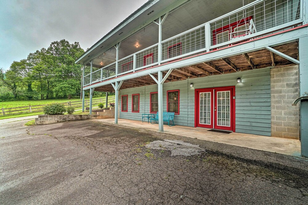Hot Tub & Fire Pit: Pet-friendly Clayton Escape!